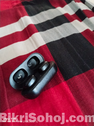 ব্লুটুথ হেডফোন।